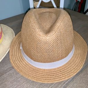 Old Navy straw Fedora Kids in excellent condition.